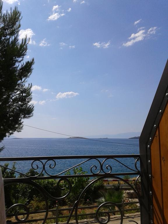 Niriides Apartment Galaxidi Bagian luar foto